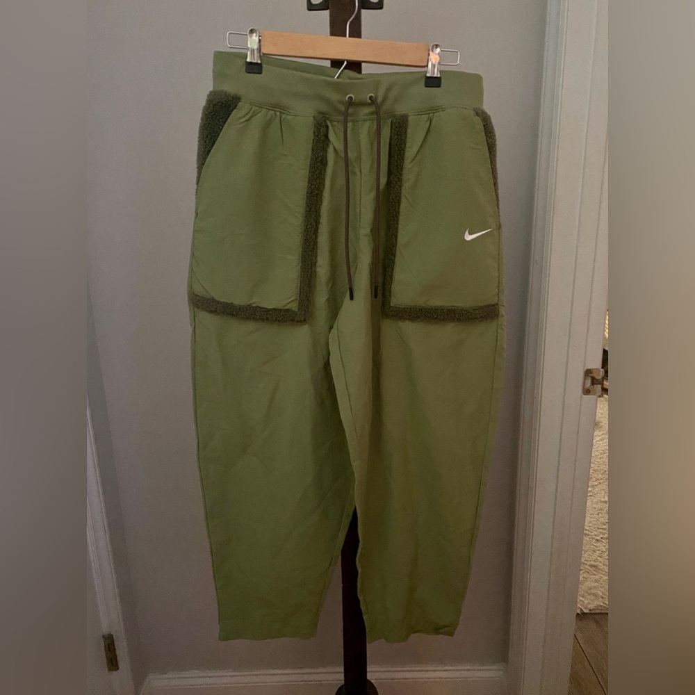 New NIKE Loose Fit High Rise Olive Green Jogger Style Pant’s Women’s Size Large